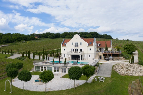 Eladó Ház Monoszló 2250 m2 