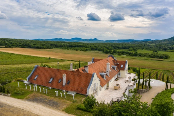Eladó Ház Monoszló 2250 m2 