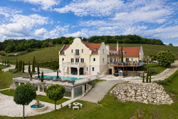 Eladó Ház Monoszló 2250 m2 