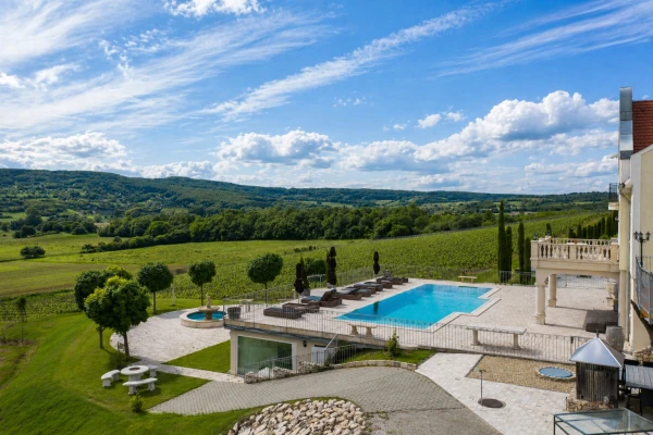 Eladó Ház Monoszló 2250 m2 
