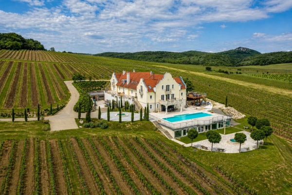 Eladó Ház Monoszló 2250 m2 