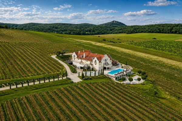 Eladó Ház Monoszló 2250 m2 