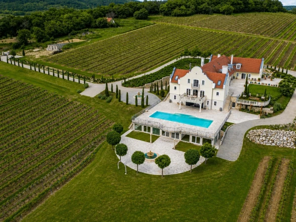 Eladó Ház Monoszló 2250 m2 