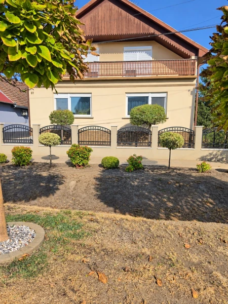 Eladó Ház Ceglédbercel 190 m2 