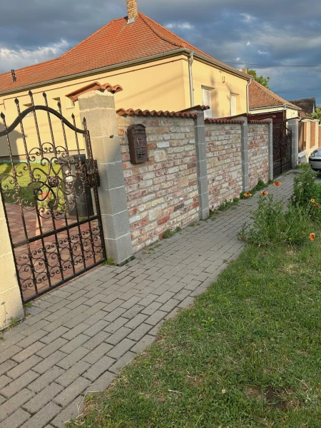 Eladó Ház Németkér 300 m2 